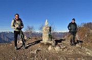 66 Alla Madonnina del Costone (1195 m) con vista verso le Orobie innevate